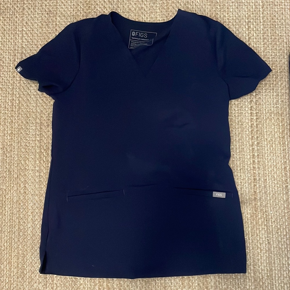 FIGS scrub top with two front pockets